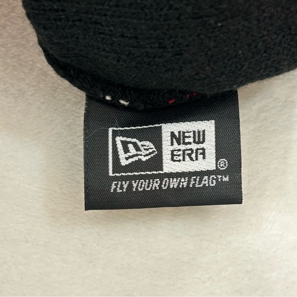 New Era Spell Out w/ Hearts Black Red Cuffed Knit Pom Pom Winter Beanie Hat Cap - Picture 4 of 5